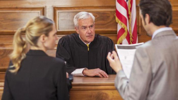 Как правильно обращаться к судье во время судебного заседания