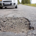 Мы зашли в выбоину и повредили машину. Как отсудить деньги у дорожной службы?
