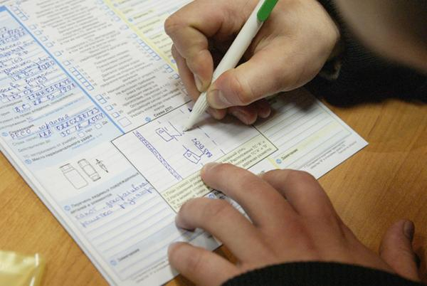 Фото заполнения. Учет ДТП. Водитель заполняет бумаги. Бумага по заполнению дел. Фото как заполняют бумаги.