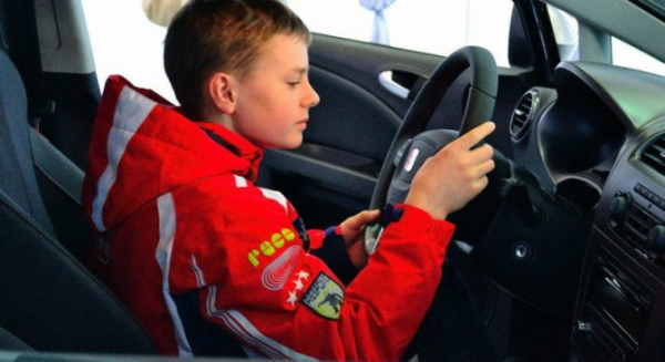 Им могут разрешить водить машину с 16 лет - какие права они отпустят, готовы ли подростки водить машину