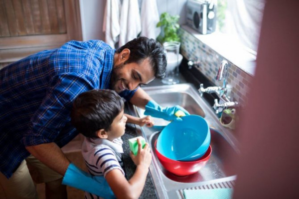 Обязанности мужа и жены: кто зарабатывает на жизнь и кто моет посуду?