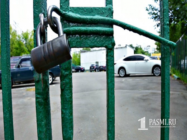 Как избавиться от незаконных парковочных барьеров во дворе: четыре способа