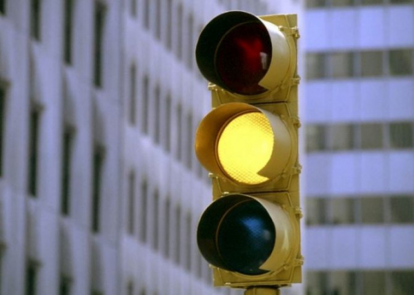 Что означает мигающий желтый сигнал светофора: нарушение и штраф