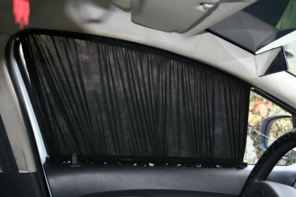 За что штрафуют автомобильные шторы? Юрист: какие шторы и как их можно разместить?