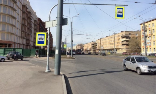 Знаки пешеходного перехода, искусственный спуск, автобусная остановка