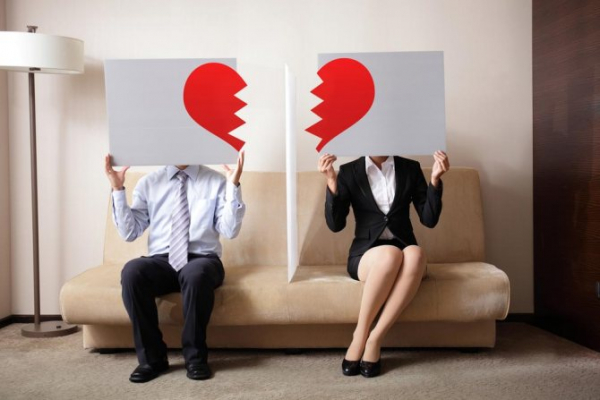 Почему пары распадаются после 20-30 лет совместной жизни? Психологи назвали 5 причин поздних разводов