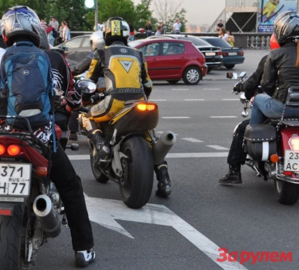 Передвижение по дорогам общего пользования на мотокроссовом мотоцикле (питбайке)
